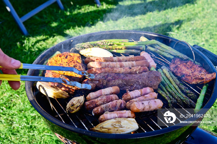 Grillen im Sommer Grill Fleisch Bratwurst und Gemüse