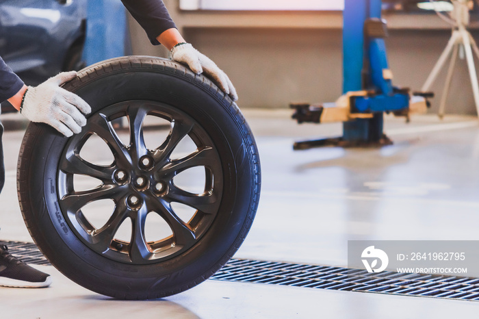 亚洲男子机械师检测服务维修车托胎或轮胎车检测Measure