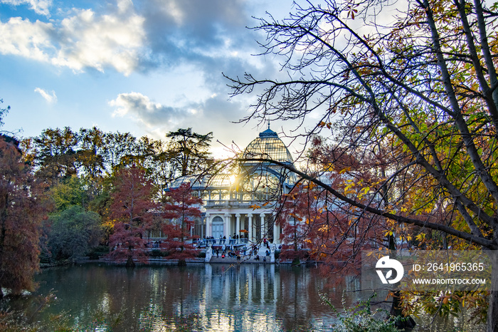 Madrids Retiro公园的水晶宫，秋天的景色和s的多云天气