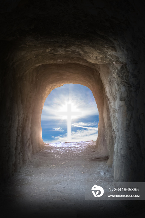 tunnel de lumière et croix dans le ciel