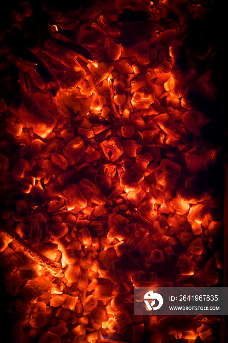 烧烤烧烤坑，带发光和燃烧的热木炭块，食物背景或质地，特写