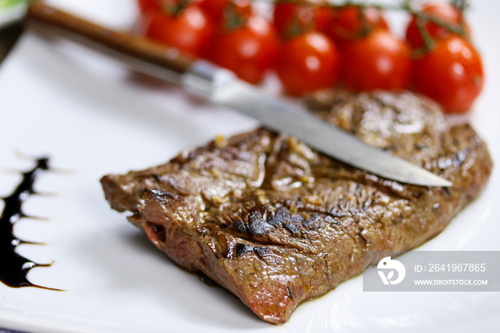 steak de boeuf grillé et tomates cerises