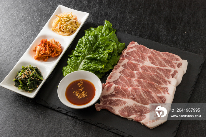 サムギョプサル　韓国焼肉　Barbecue of Korean pork(samgyeopsal)