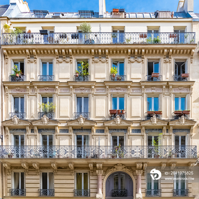 巴黎，时尚区域的巴黎立面，典型的阳台和窗户