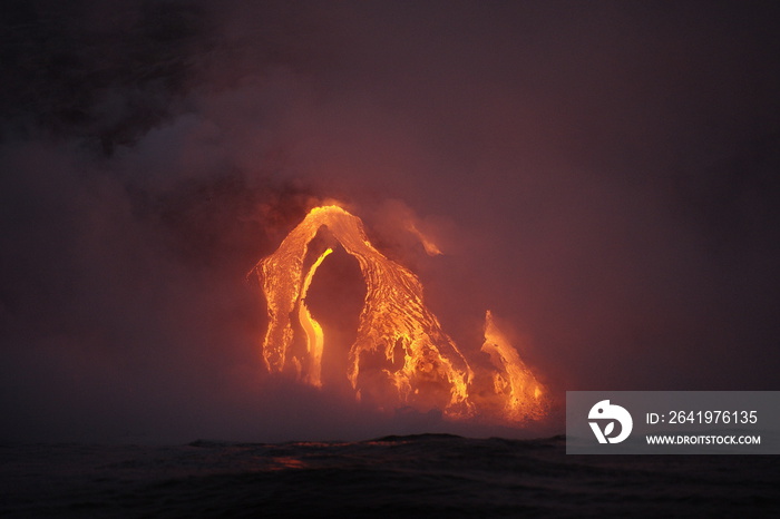 美国夏威夷大岛熔岩火山喷发产生的熔岩流入海洋。