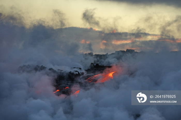 夏威夷基拉韦厄火山的热熔岩流入太平洋水域