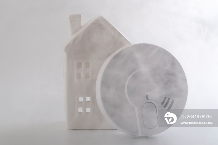 防火、家庭安全和监测具有通用烟雾探测器的危险烟雾概念
