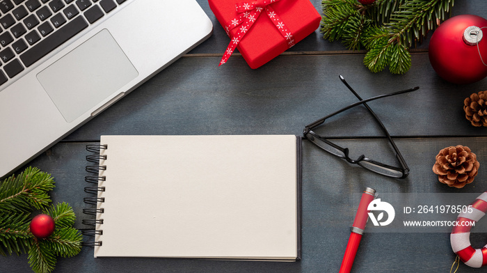 圣诞节，办公室关闭。空白笔记本电脑、笔记本电脑和圣诞装饰品，蓝色背景