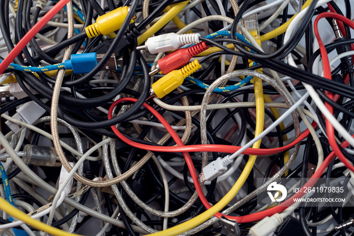 废旧电缆，连接器插头通用音频和视频电缆以及USB，网络，电子垃圾