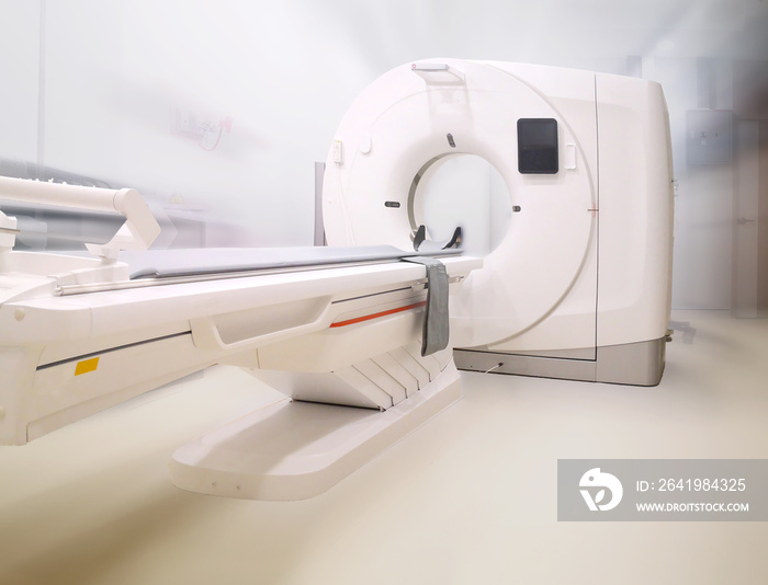 模糊的病房背景上的多探测器CT扫描仪（计算机断层扫描）。