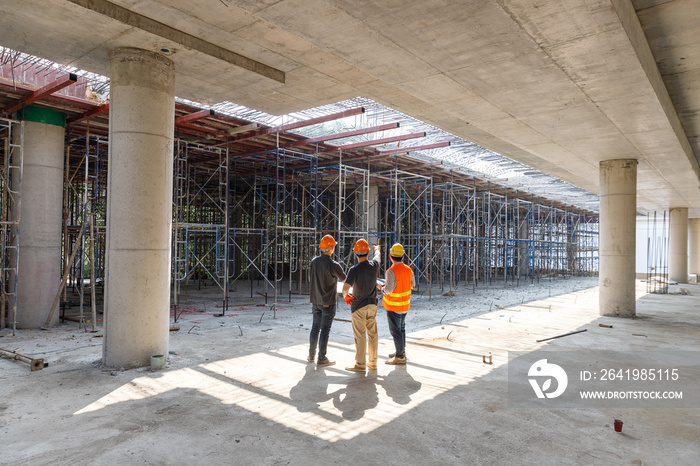 在施工现场工作的工程师和建筑师的施工理念与蓝图