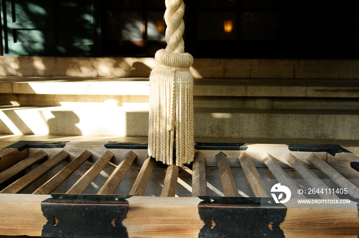 神社の賽銭箱と縄