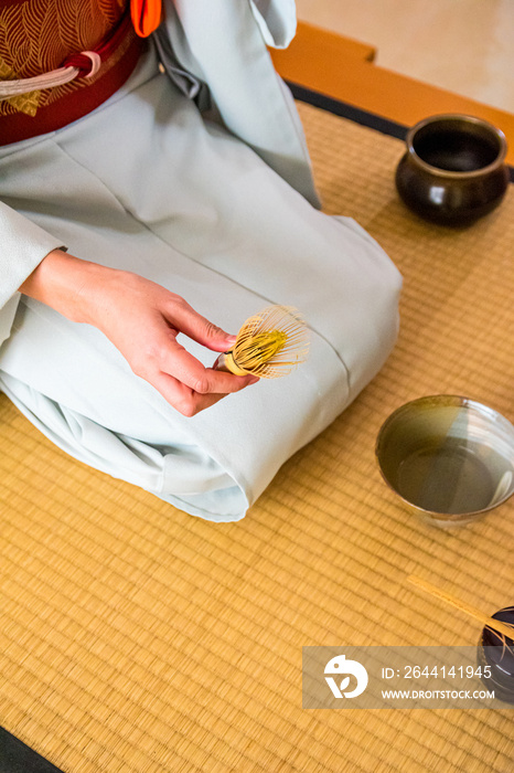 日本女人，茶师，森里圭，手拿日本传统的竹制抹茶搅拌器