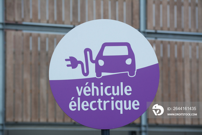 Panneau : emplacement avec borne de recharge réservé aux voitures électriques.