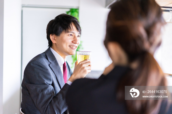 デートでお酒を飲むビジネスマン