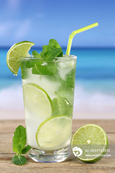 Mojito or Caipirinha鸡尾酒am Strand im Urlaub