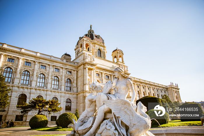 Kunsthistorisches Museum in Wien mit Tritonen- und Najadenbrunnen im Vordergrund