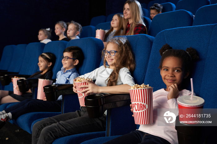 孩子们在电影院欣赏电影首映。