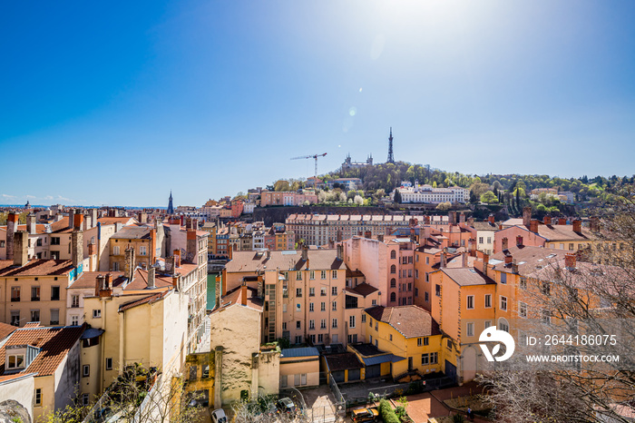 Vue sur la colline Fourvière et la ville de Lyon