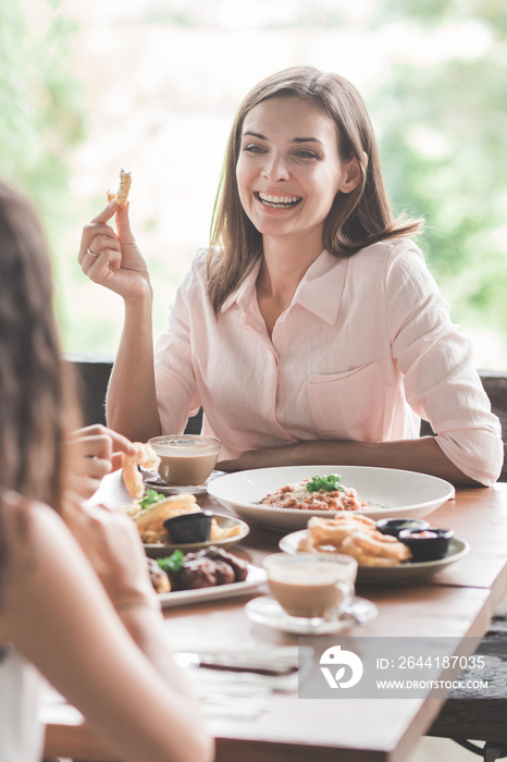 美女与闺蜜共进午餐