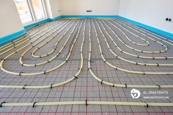 Fußbodenheizung mit Heizschlangen in einem Neubau