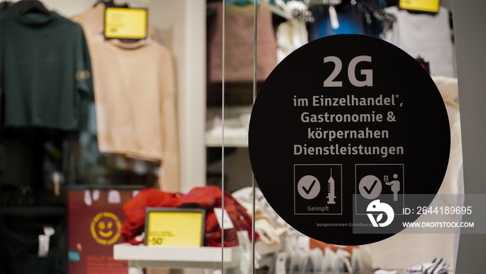 汉堡一家商店上的2G电晕警告标志，由于4.12.21的规定