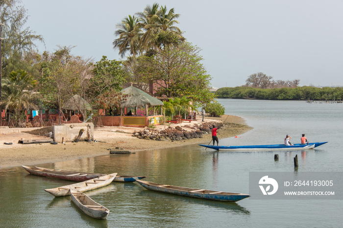 paaisaje con piraguas y vegetación en Joal Fadiouth en la costa de Senegal