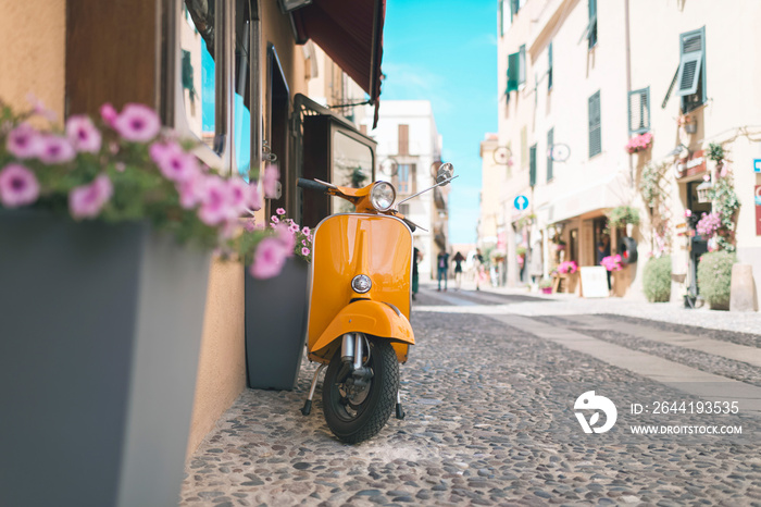 意大利撒丁岛阿尔盖罗街头的复古橙色踏板车。