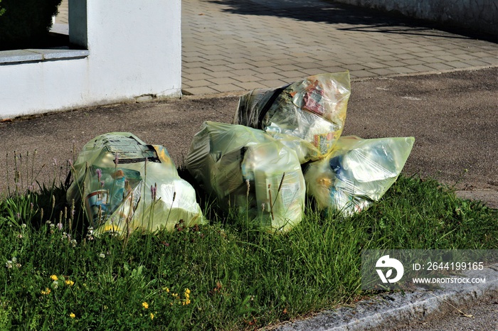 Gelbe Säcke am Straßenrand