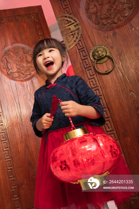 小女孩手提红灯笼庆祝新年