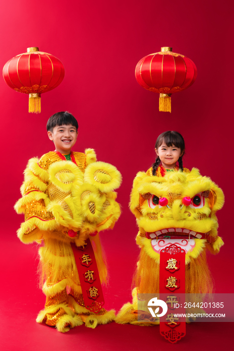 欢乐的男孩女孩舞狮庆祝新年