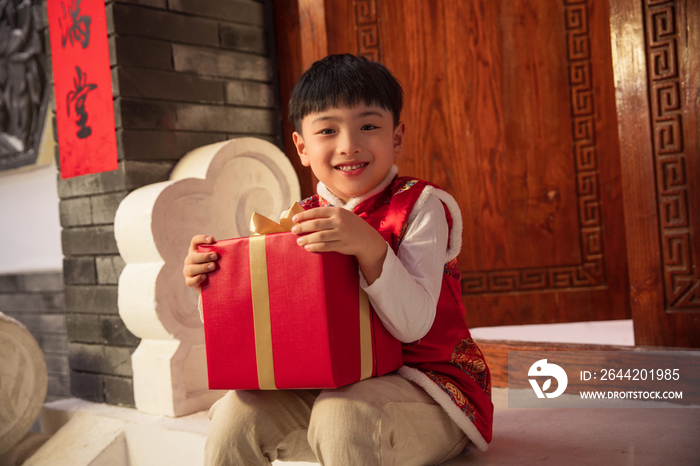 可爱的小男孩抱着礼品盒
