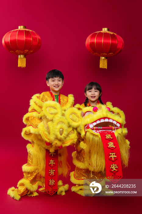 欢乐的男孩女孩舞狮庆祝新年