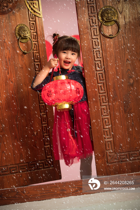 可爱的小女孩手提红灯笼庆祝新年