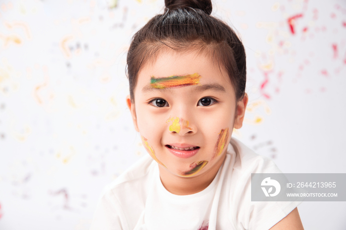 脸上涂满颜料的小女孩