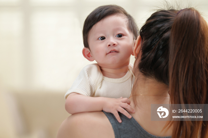 年轻妈妈抱着可爱的宝宝