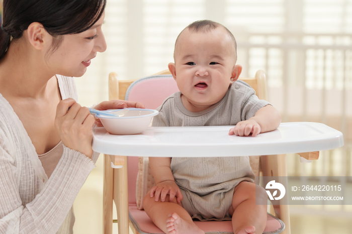 年轻妈妈喂宝宝吃饭