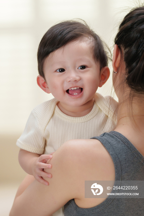 年轻妈妈抱着可爱的宝宝