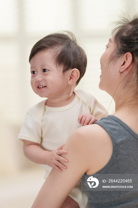 年轻妈妈抱着可爱的宝宝