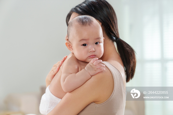 年轻妈妈抱着可爱的宝宝