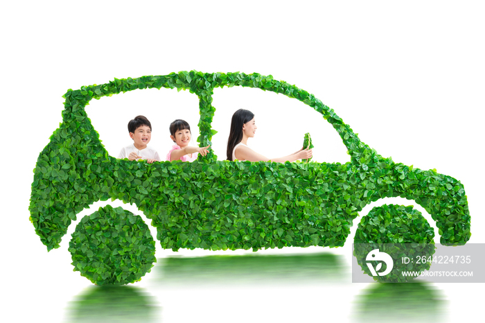 年轻母亲带孩子们驾驶绿色环保汽车出行