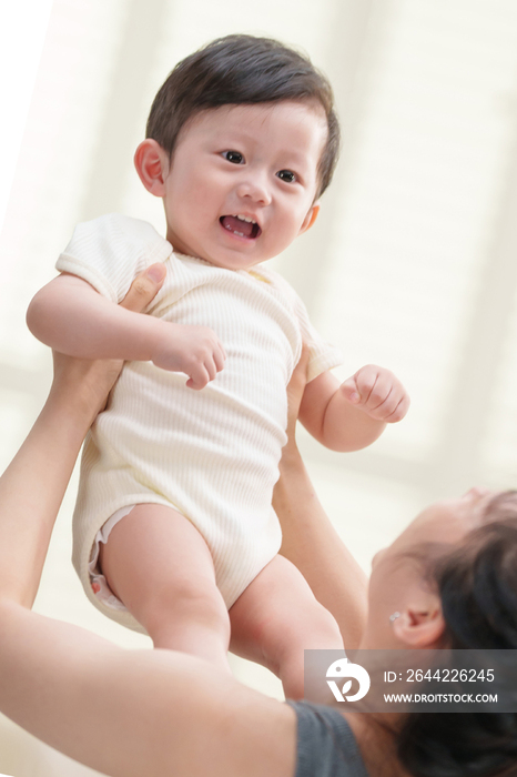 年轻妈妈陪伴宝宝玩耍