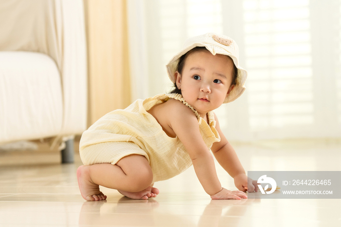 可爱的女宝宝坐在地板上玩耍