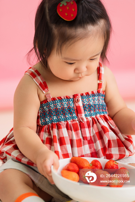 可爱的女宝宝吃草莓