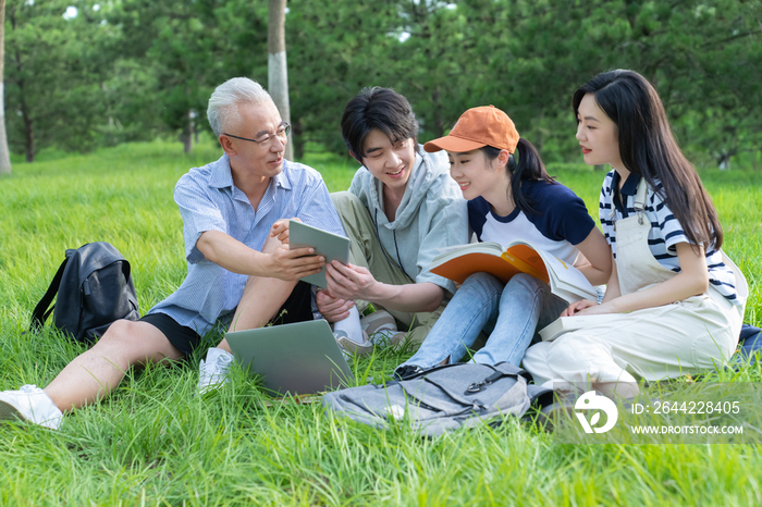 老师和大学生坐在校园里交谈