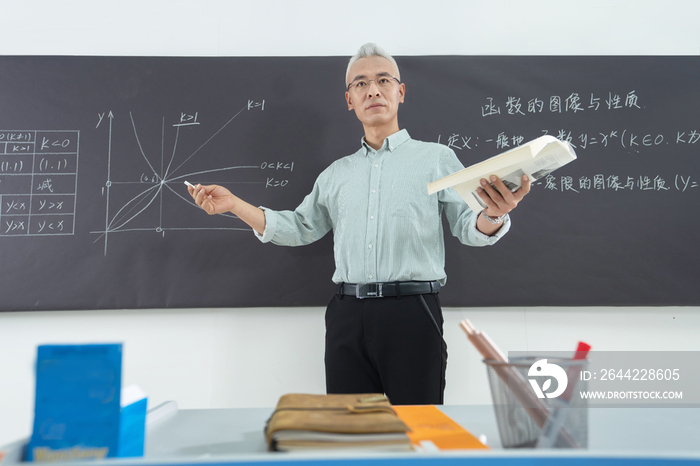 大学老师在教室里上课