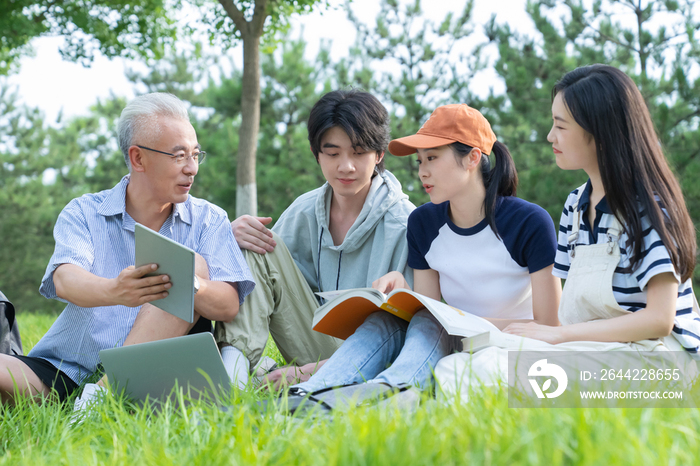 老师和大学生坐在校园里交谈