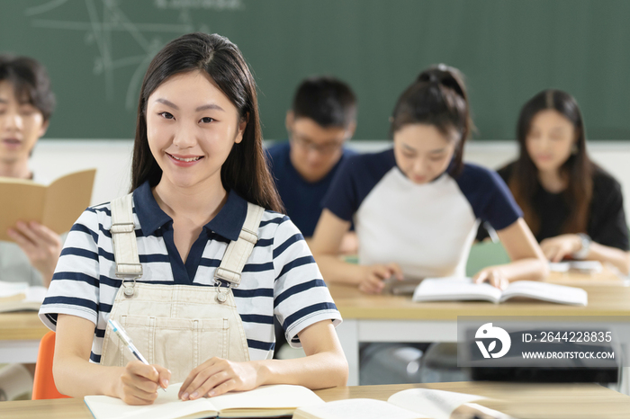 坐在教室里学习的大学生