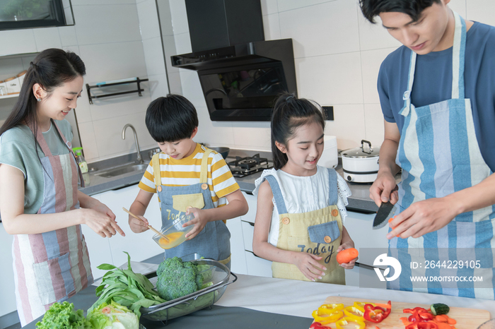 年轻父母教孩子学做饭