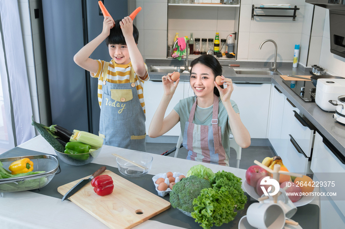 在厨房里学做饭的快乐母子